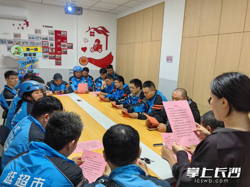 侯家塘街道梓园社区工会驿站热闹非凡，一场以“浓情五一·暖‘新’同行”为主题的关爱新就业群体活动在此温情上演。