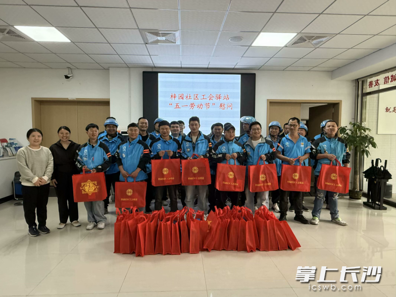 社区工作人员精心准备的充电宝、雨衣套装等物资摆放得整整齐齐，承载着社区对新就业群体满满的关怀与尊重。