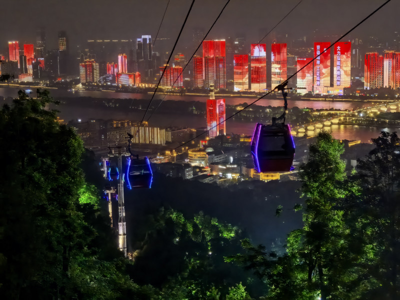 夜间运行的岳麓山索道。均为 通讯员 王敬 供图