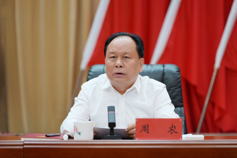 省人大常委会副主任、省总工会主席周农讲话。 均为长沙晚报全媒体记者郭雨滴摄