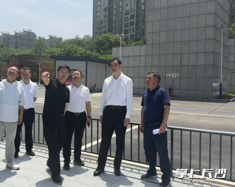 周海兵在碧沙湖观光巴士站停车场查看交通设施运行情况。 长沙晚报全媒体记者 黄汝兮 摄