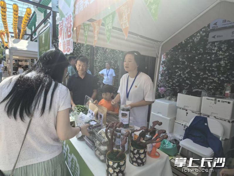 今天，以“长沙青年有本‘市’”为主题的靖港大集火热开市，吸引众多游客前来打卡。均为长沙晚报全媒体记者 朱华 摄
