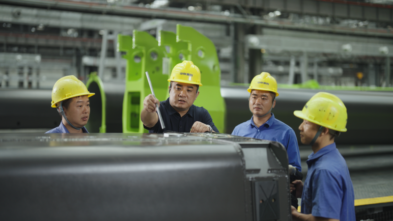 龙卫国劳动节在调试4000吨全地面起重机。长沙晚报通讯员 李家宇 供图