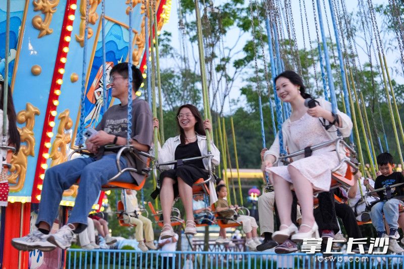 游客在湘江欢乐海洋公园游玩。