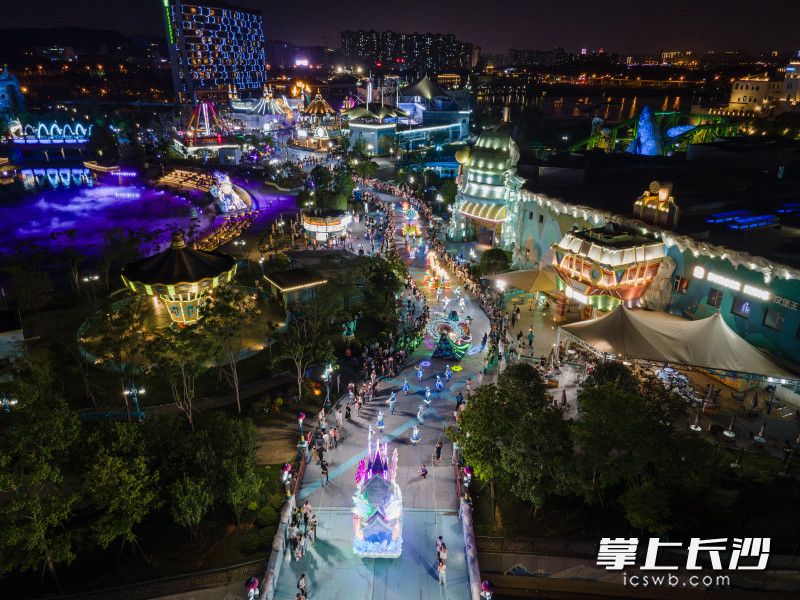 湘江欢乐海洋公园夜场巡游回归，“人鱼”出海巡游。