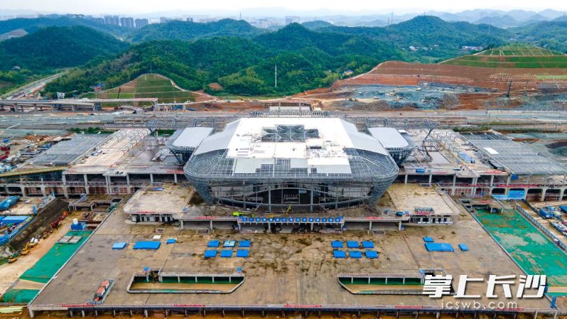 5月1日，长沙高铁西站一片繁忙的施工场景。均为通讯员 供图