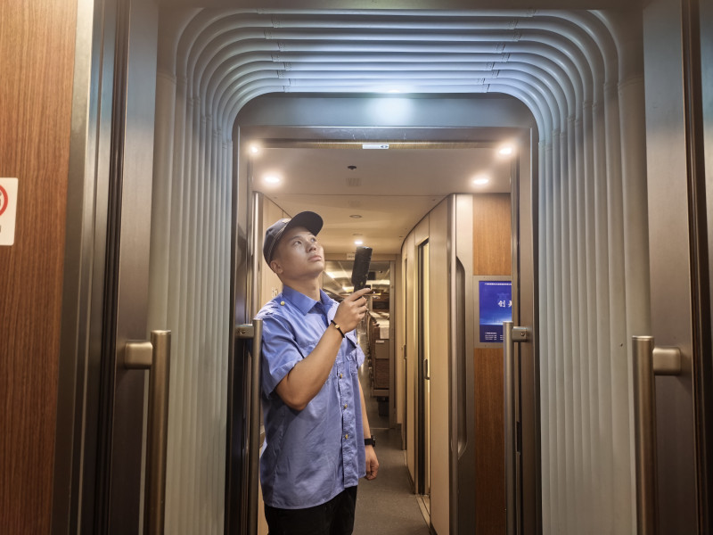 谭嘉纬正在详细地检查复兴号动车组。 均为 通讯员 谢敏 摄