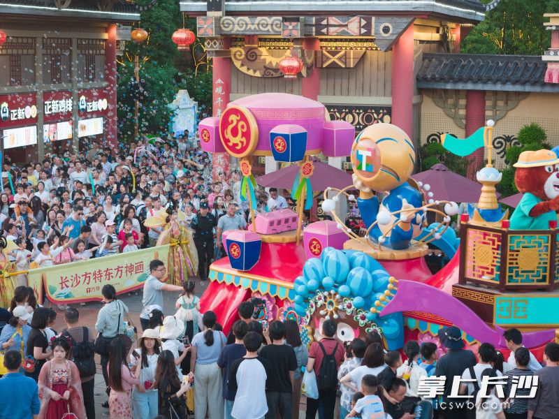 长沙方特游客爆棚。