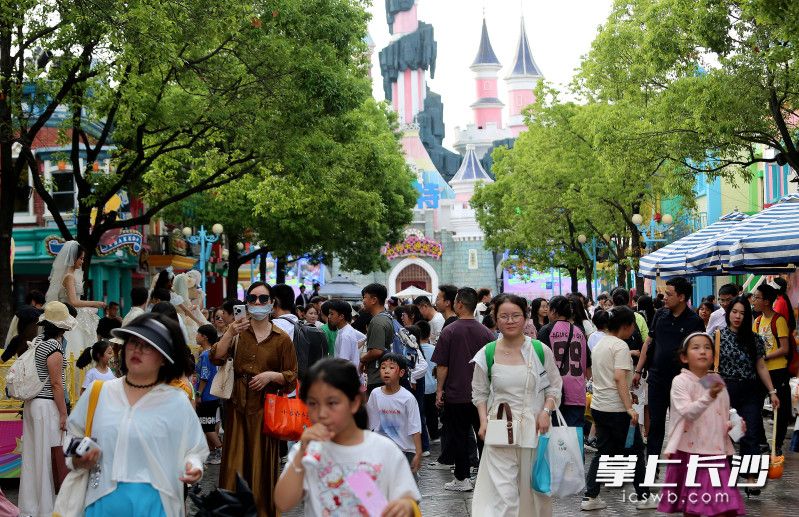 株洲方特两天共接待游客6万人次。 均为长沙晚报全媒体记者贺文兵摄