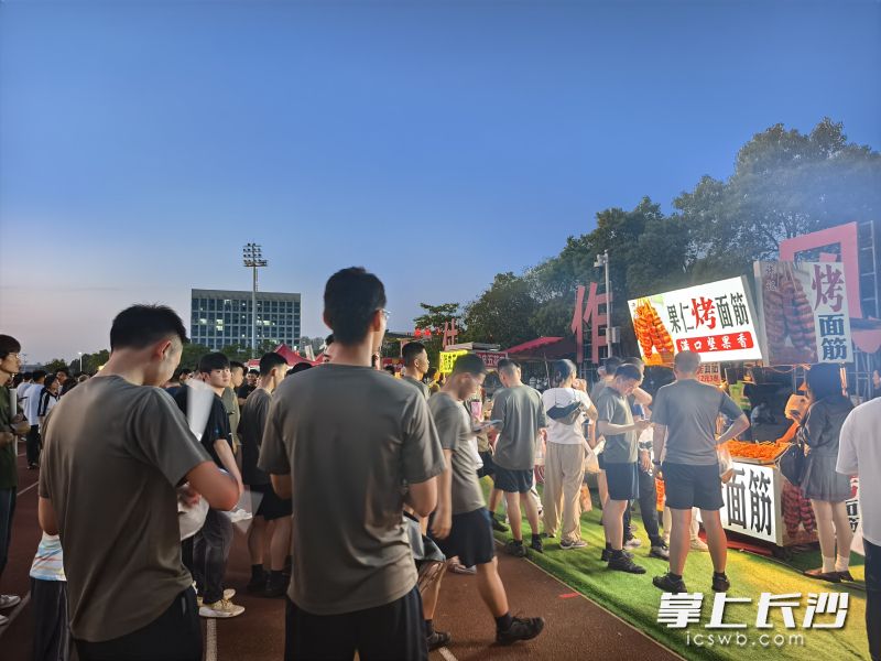 夜市和音乐让师生们的这个“五一”假期有美妙开篇。