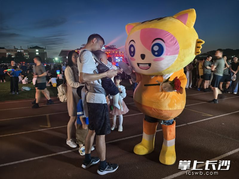 “贸贸”和师生们亲密互动。
