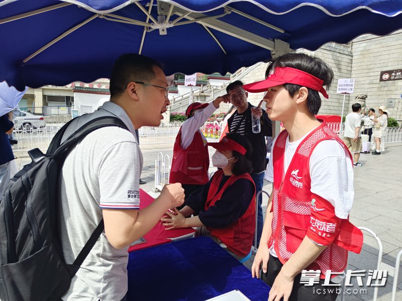 志愿者热情为游客提供服务。 均为主办方供图