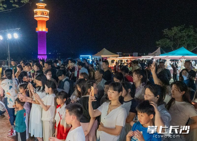 这不仅仅是一场演出，更是一次逃离城市、回归自然的生活方式体验。