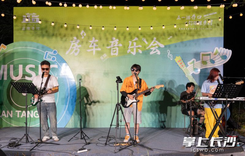 房车音乐会没有传统音乐节的拥挤与匆忙，取而代之的是房车营地里独特的社区氛围。