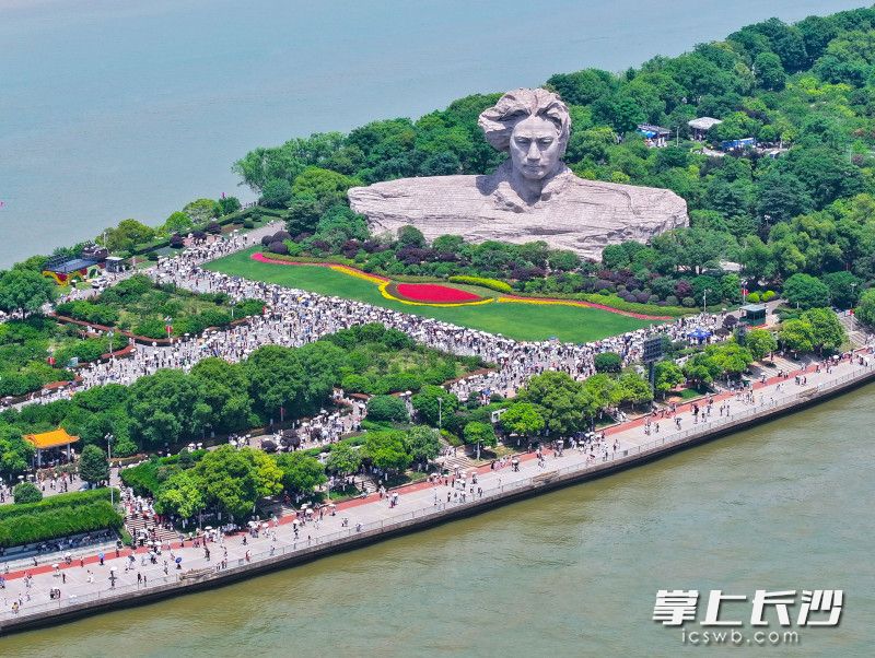 5月2日上午，游客们正在长沙橘子洲头打卡拍照，感受美好的假日时光。均为长沙晚报全媒体记者 邹麟 摄