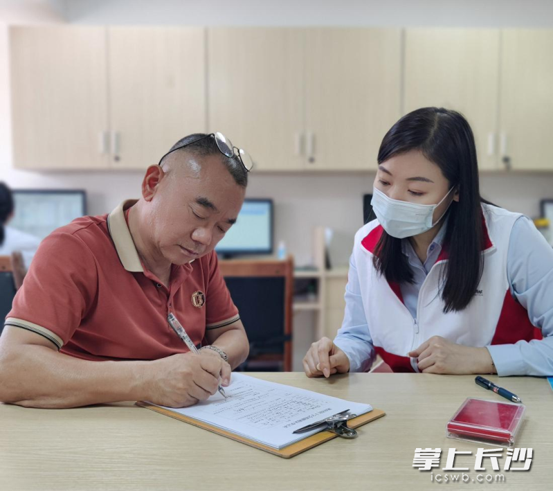 徐凤娥的家人在捐献确认表上签字。