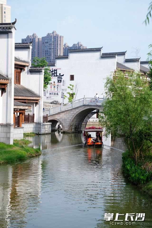 不少市民与家人出门游玩。