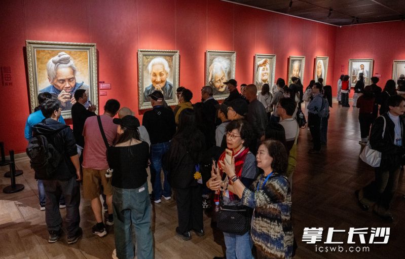 李自健美术馆展厅。