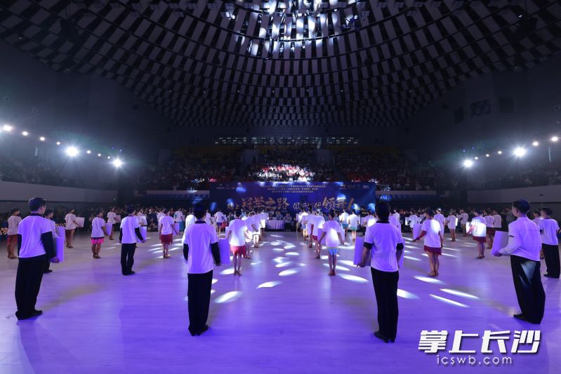 大赛吸引了来自全国各地不同年龄段近3000体育舞蹈运动员参赛。