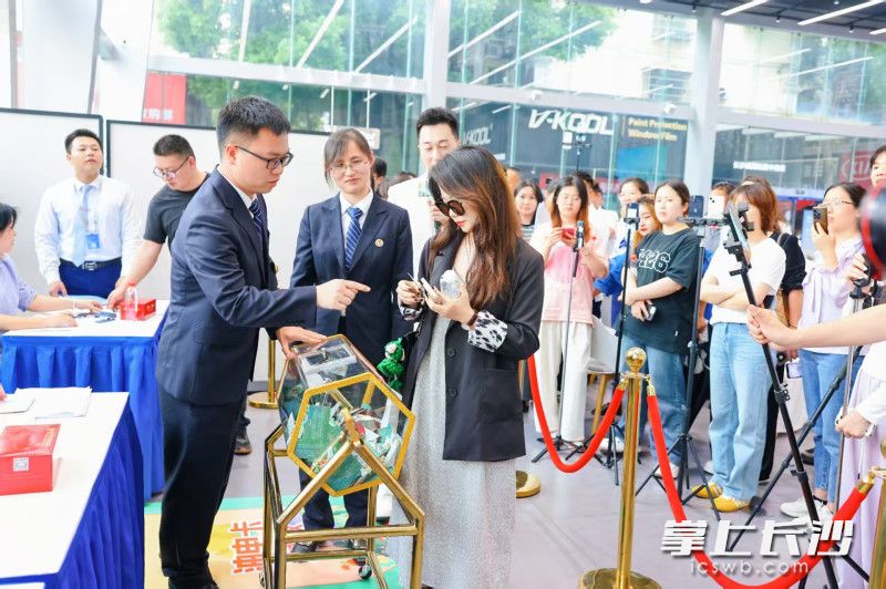 在长沙县公证处的工作人员监督下，车主参与抽奖活动。