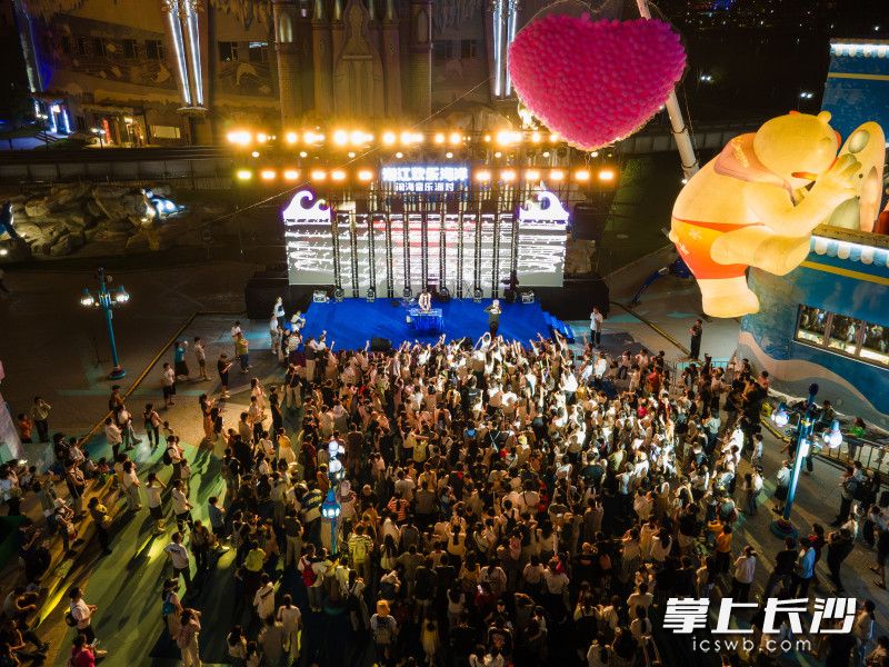 DJ联手本土乐队打造重低音轰趴让游客“嗨”起来。