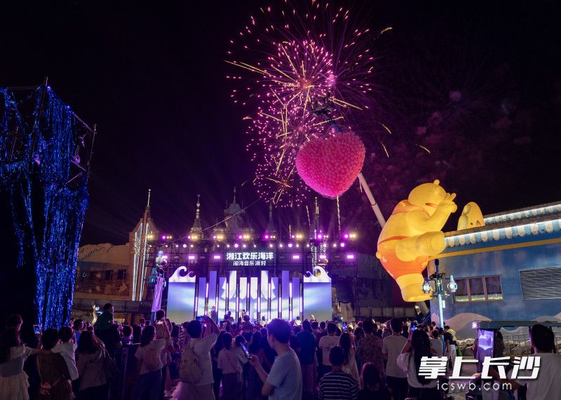 夜晚的“闹海音乐派对”上，烟花与气球共同营造别样浪漫。