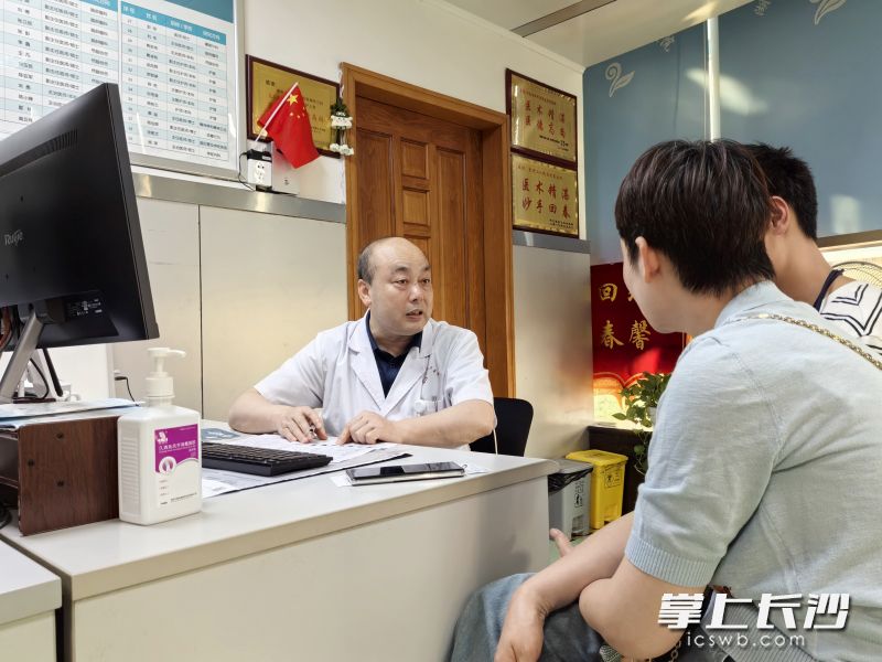 匡卫平正在看诊。通讯员供图