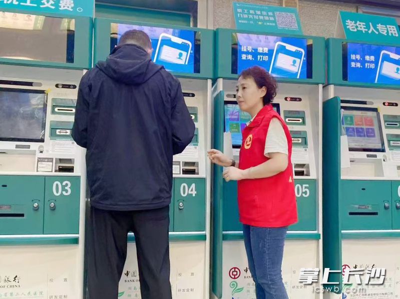 匡卫平的妻子黄晓芳在医院药学部工作，她早已将志愿者马甲当作“第二工装”。