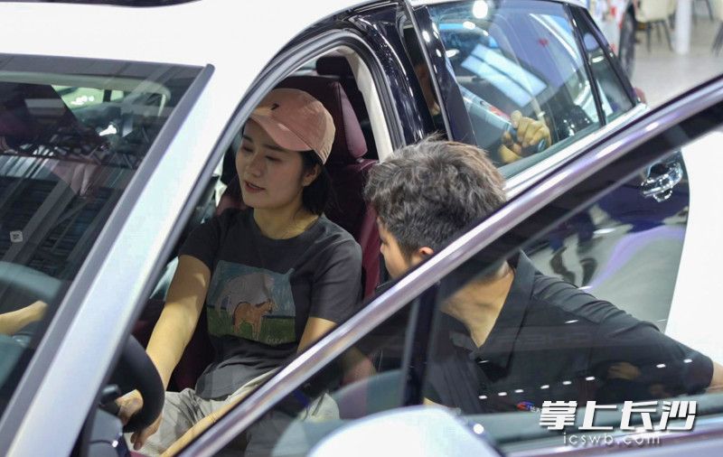 红旗展区，消费者正在试车。 均为长沙晚报全媒体记者何文瑞摄