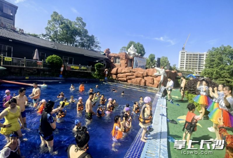 游客在金太阳水上乐园戏水。均为景区供图