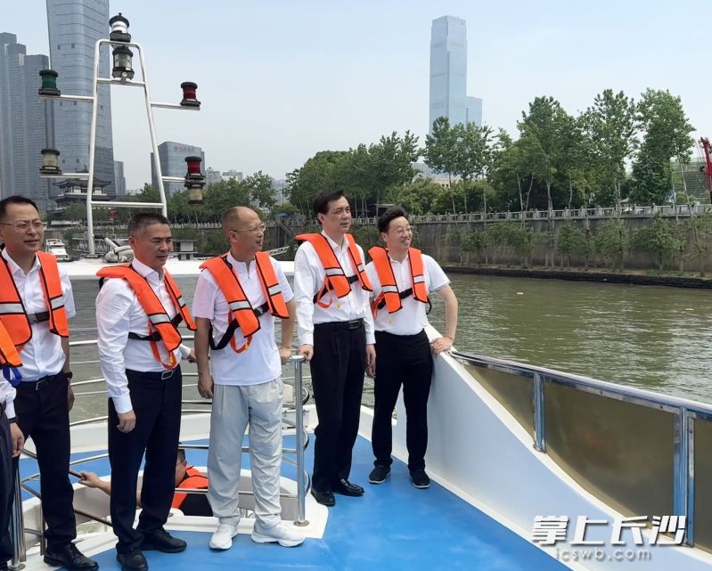 周海兵乘船开展巡河并调研湘江部分河道边坡治理修复工作情况。长沙晚报全媒体记者 黄汝兮 摄