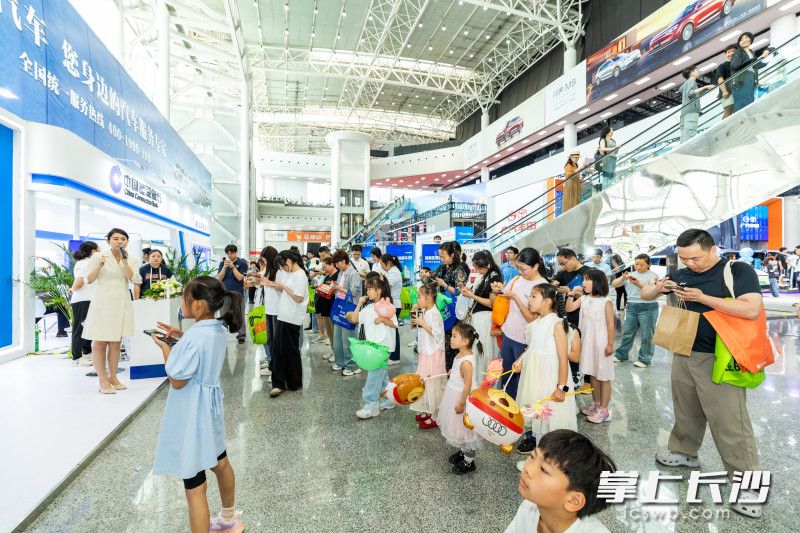大朋友、小朋友都乐在其中。