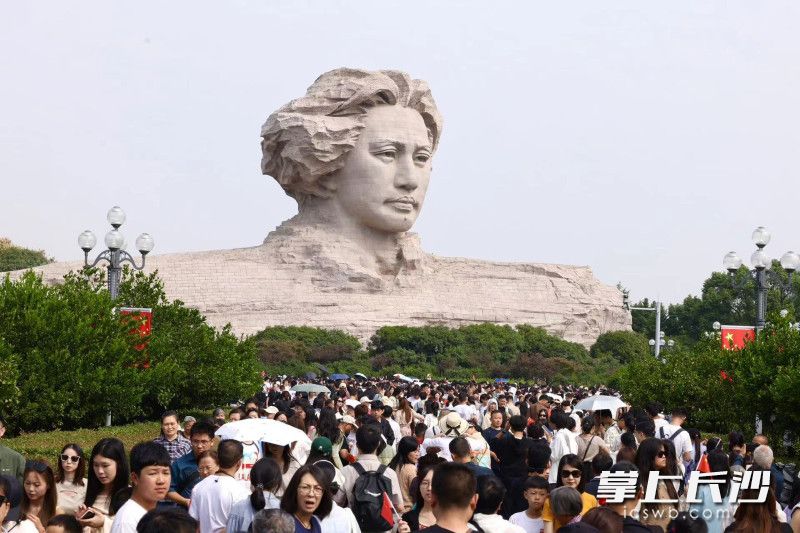 五一假期，橘子洲景区游人如织。 均为长沙晚报通讯员冯叶摄
