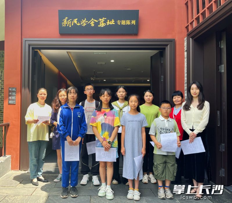 朗诵者在新民学会旧址专题陈列厅前。 均为长沙晚报通讯员刘晴贤供图