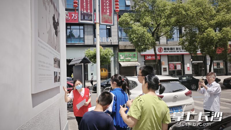 朗诵者参观新民学会诗词文化墙。
