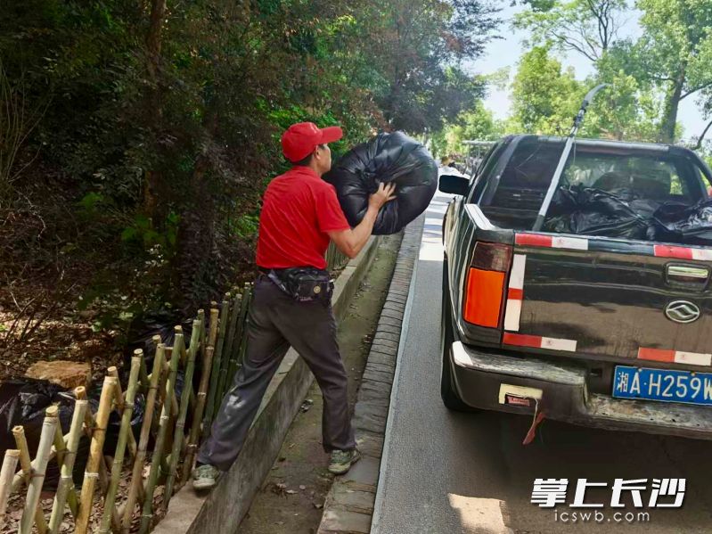 志愿者在工作中。 均为景区供图