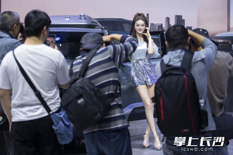车展期间，靓丽车模成为现场一大亮点。 均为长沙晚报全媒体记者黄启晴摄