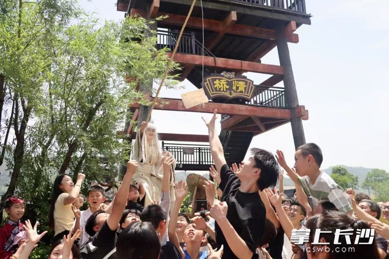 游客在炭河古城畅享假期。