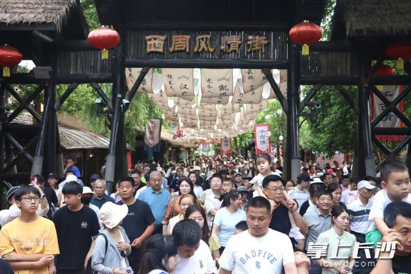 该景区核心演出大型歌舞《炭河千古情》达到一天6场。