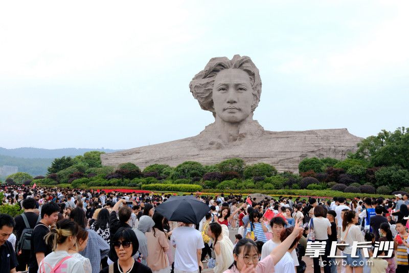 5月5日,游客在橘子洲景区瞻仰毛泽东青年艺术雕塑。均为长沙晚报全媒体记者贺文兵 摄 5月5日,游客在橘子洲景区瞻仰毛泽东青年艺术雕塑。均为长沙晚报全媒体记者贺文兵 摄