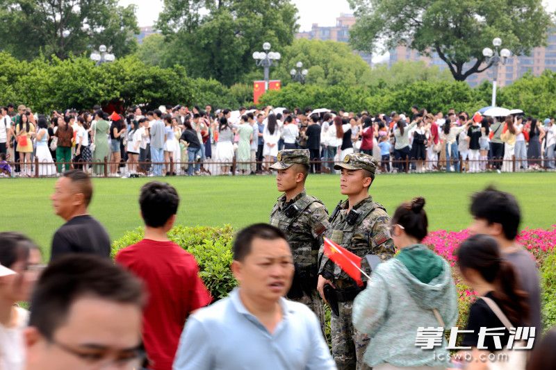 武警战士在值守。