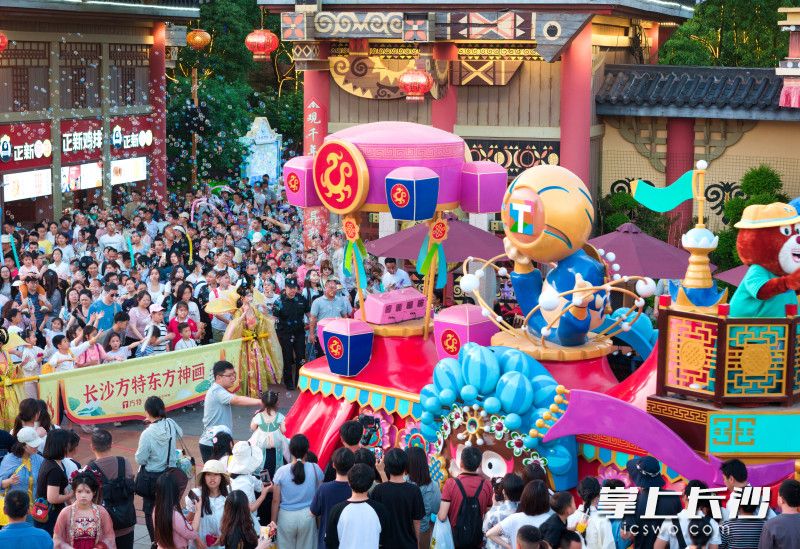 5月2日,长沙方特东方神画"盛唐花火大会"主题活动点燃文旅热潮。 5月2日,长沙方特东方神画"盛唐花火大会"主题活动点燃文旅热潮。