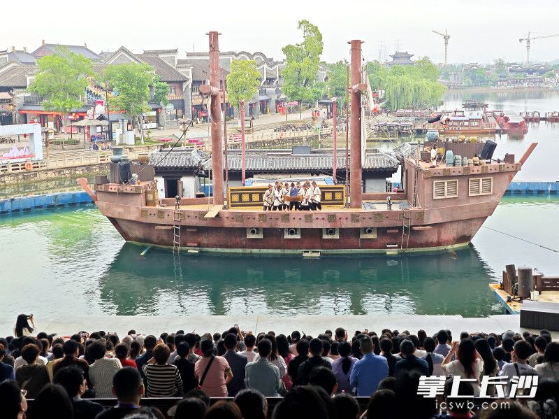 5月4日,游客在长沙铜官窑国风乐园观看演出。 5月4日,游客在长沙铜官窑国风乐园观看演出。