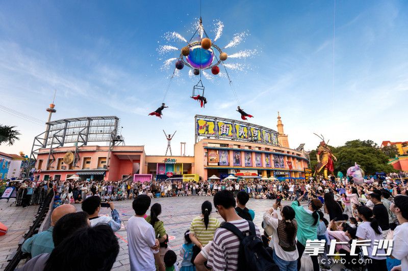 5月1日,游客在长沙世界之窗围观街头术。 5月1日,游客在长沙世界之窗围观街头术。