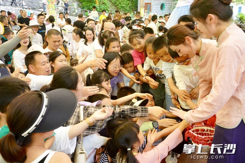 5月3日,长沙石燕湖景区迎来游客高峰。 5月3日,长沙石燕湖景区迎来游客高峰。