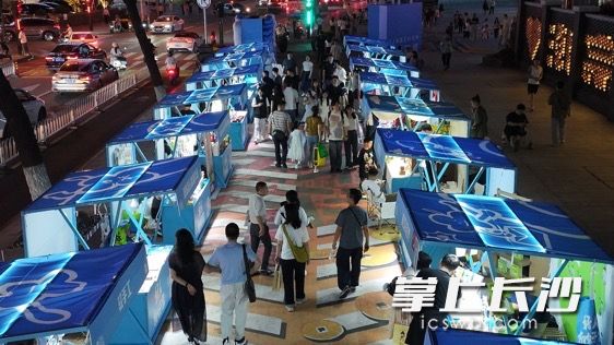 市集在夜市中收官，游客们仍意犹未尽。