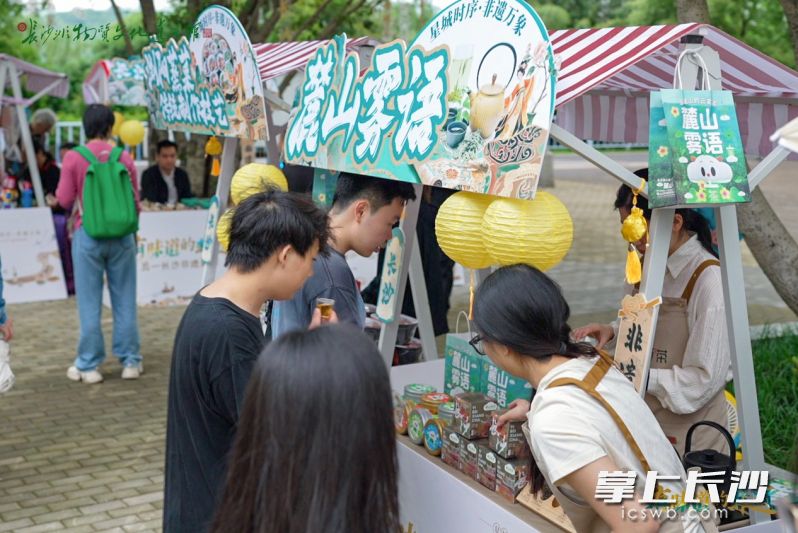 “五一”假期，长沙非物质文化遗产馆在橘子洲景区内开展“有味道的非遗——五一长沙非遗集市”活动。均为长沙非遗馆供图