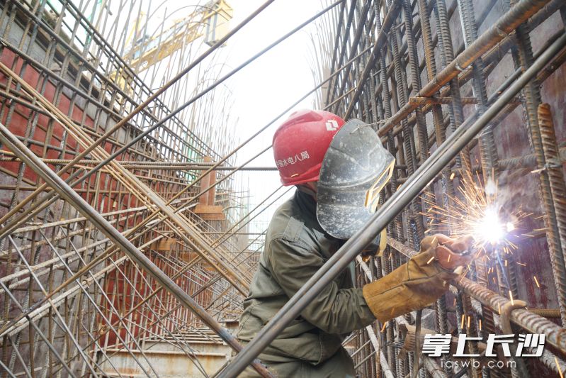 五一假期，椒花水库枢纽工程建设者坚守施工一线。