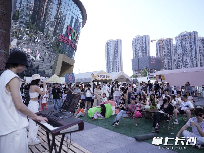 “沁甜滴生活节”空降步步高梅溪新天地。五一期间，商场累计客流超65万人次。通讯员 傅斯威 供图