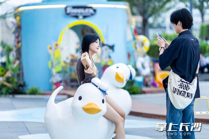 DUCKY系列艺术装置全国首展亮相长沙万象城。通讯员陈龙供图